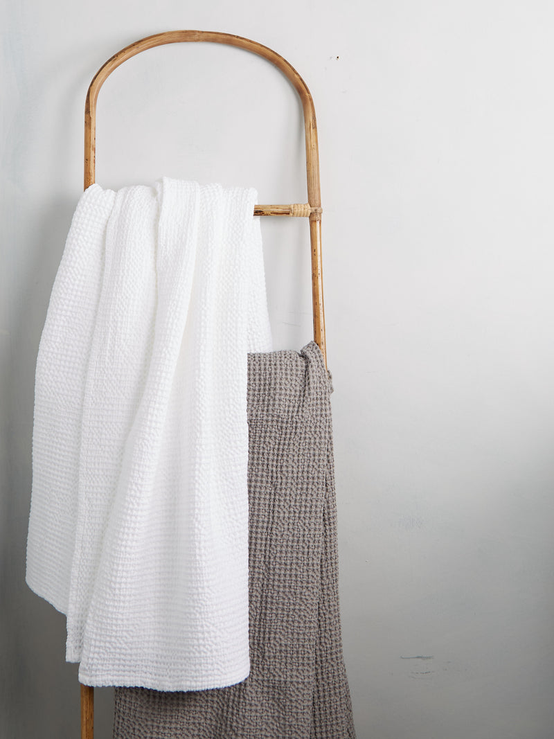 Vivaraise Maia Stonewashed Throw - White - 180 x 260